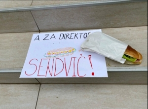 Sendvič za direktorku uz pesmu &quot;Izađi mala&quot;