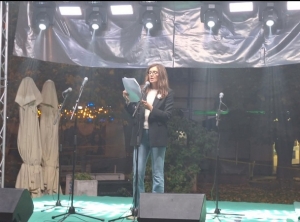 "Bitno je biti čovek"- poruka Slavice Filipović u Kraljevu nadjačala mrak