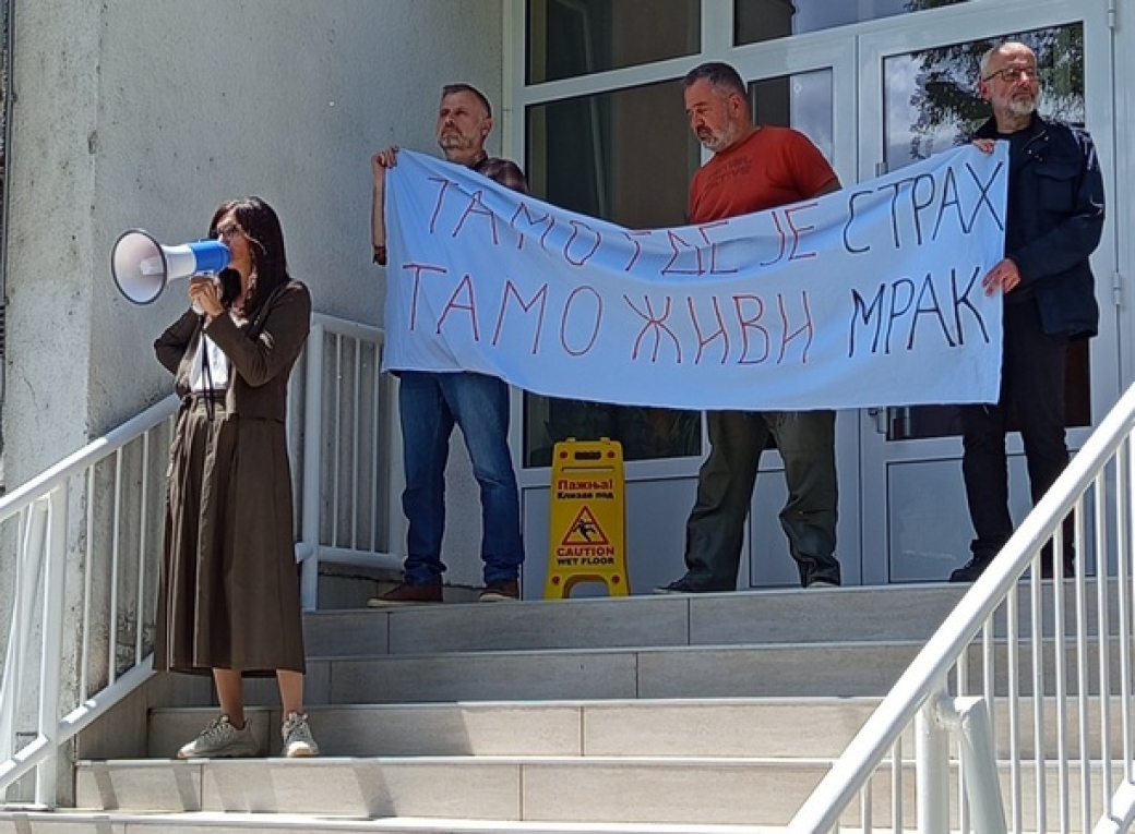 Sve veća podrška za otpuštene profesorice, za direktorku osude sa svih strana !