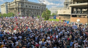 Ispred Vlade borba za pravdu,u Ćacilendu borba za pljeskavicu