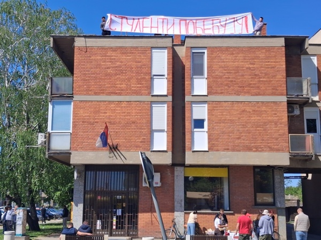 Studenti nalepili poraz ćacijima